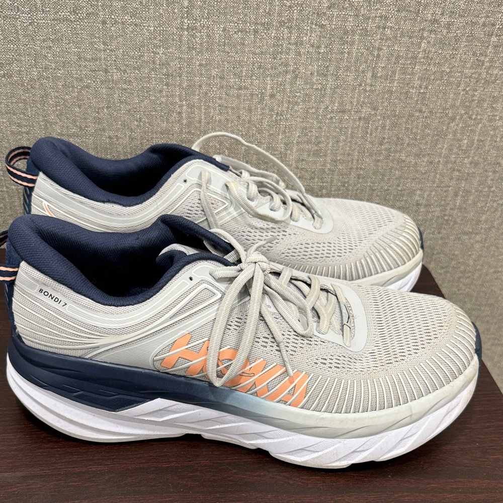 Hoka Bondi 7 Athletic Shoes in Light Gray and Navy, size 10